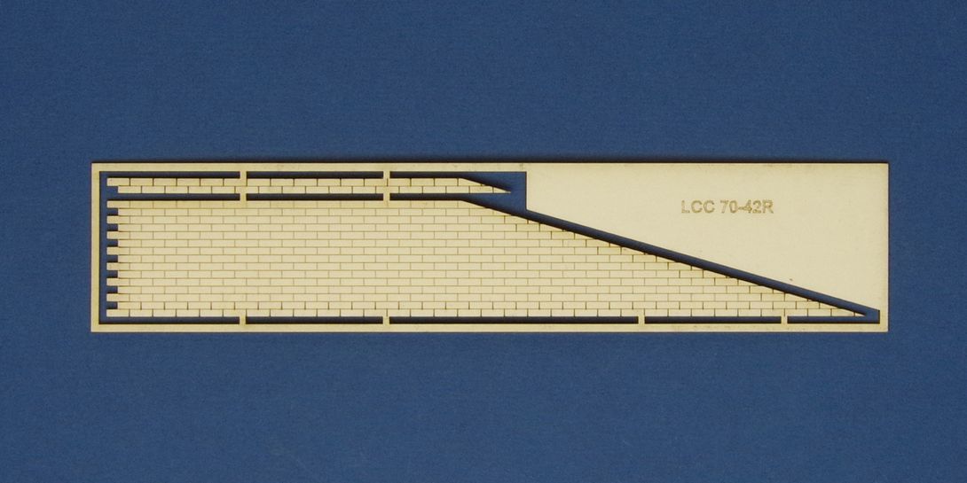 LCC 70-42R O gauge platform edge slope - right Platform edging for the O gauge platforms. Made with 1.4mm thick material which allows it to be bent into a gentle curve.